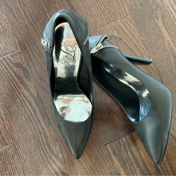 Black Fergie Heels - Picture 2 of 2